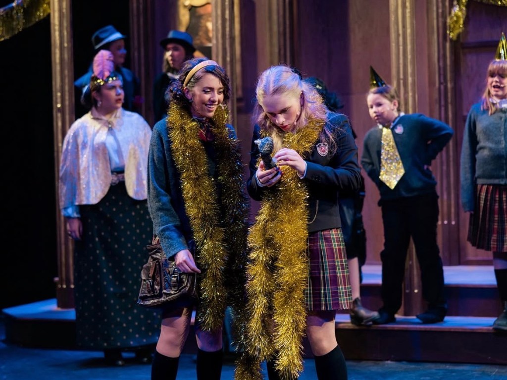 Mysterier, musikk og sterke jenter på&nbsp;scenen!